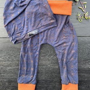 Navy and rust beanie and harem pants